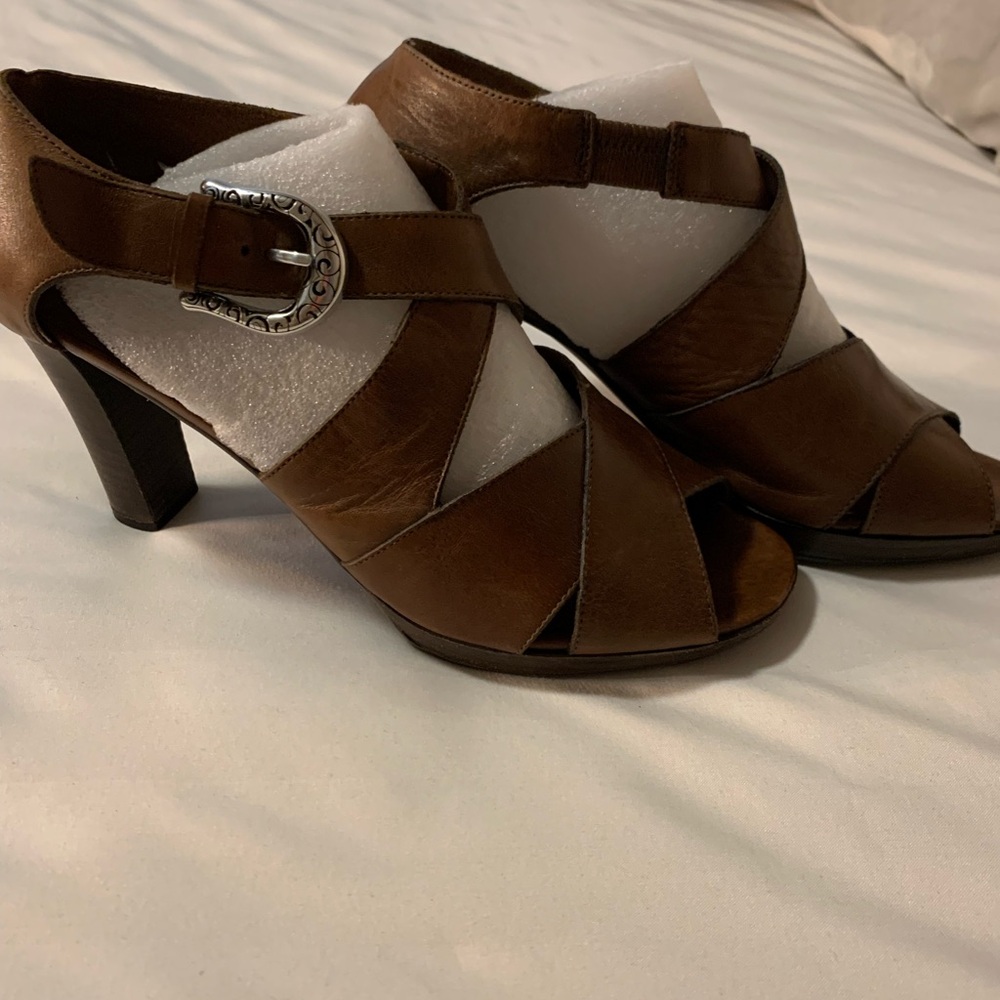 Preloved Brighton brown leather heels size 7
